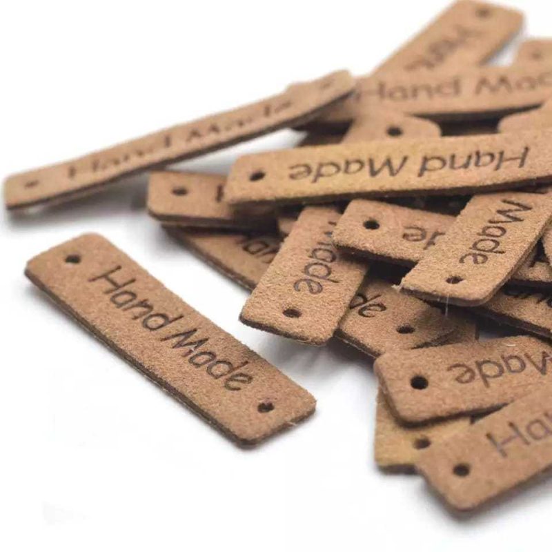 Бирка с проколами Hand Made (под замшу 4х1 см) Бирка с проколами Hand Made (под замшу 4х1 см)